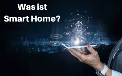 Was ist ein Smart Home? Eine Hand hält ein Smartphone, das eine vernetzte Haus-Symbolik mit Icons für Sicherheit, Licht und mehr zeigt.