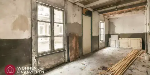 Renovierungsbedürftiger Raum mit alten Fenstern und Türen. Hier werden die **kernsanierung kosten** sichtbar.