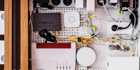 Vernetztes **smartes Zuhause**: Fritz!Box, Netgear Switch und diverse Hubs für ein intelligentes Heim.