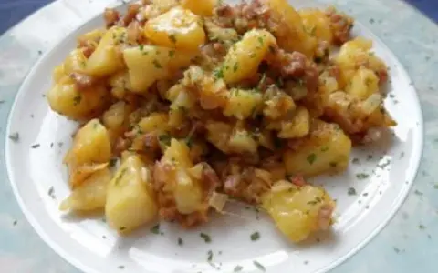Herzhaftes Kartoffelgericht mit Speck und Petersilie, perfekt als deftiges Essen am Aschermittwoch.