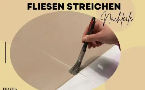 Fliesen streichen Nachteile: Eine Hand streicht mit einem Pinsel über Fliesen. Die Farbe ist hellbraun.