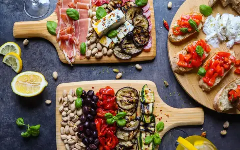 Ein köstlicher italienischer Abend mit Aufschnitt, Käse, gegrilltem Gemüse, Bruschetta und Pistazien. Perfekt für Genießer!