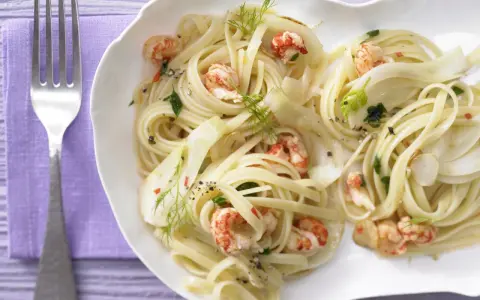 Pasta mit Flusskrebsen und Fenchel. Ein köstliches Gericht, um Flusskrebse zu essen.