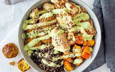 Bunter Bowl mit geröstetem Blumenkohl, Kürbis, Linsen und Hummus. Perfekt für Bowl zum Mitnehmen Rezepte.
