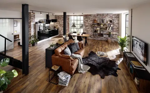 Offenes Wohnkonzept mit Küche, Essbereich und Wohnzimmer. Ziegelwände und Holzböden unterstreichen den industrial look.