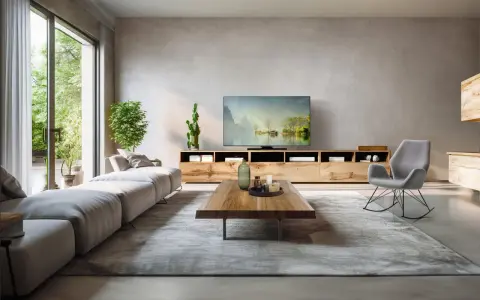 Modernes Wohnzimmer mit großem Sofa, TV-Möbel und Schaukelstuhl. Tolle kabel verstecken ideen für ein aufgeräumtes Ambiente.