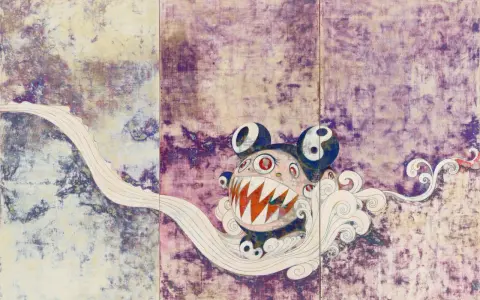 Ein grinsendes, pelziges Wesen mit großen Augen und scharfen Zähnen, typisch für Takeshi Murakami, schwebt auf einer weißen Wolke vor einem lila Hintergrund.