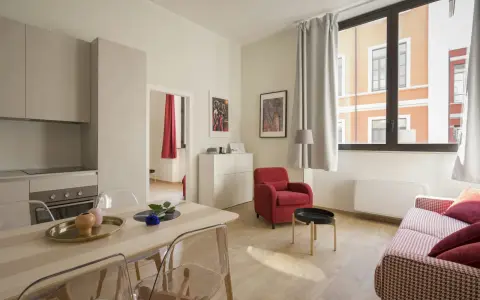 Modernes Wohnzimmer mit Essbereich. Klare Linien und helle Farben prägen die verschiedenen style richtungen. Rote Akzente setzen Akzente.