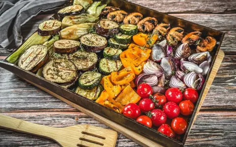 Bunte Gemüsepfanne mit gegrillten Zucchini, Auberginen, Paprika, Zwiebeln, Pilzen und Tomaten.