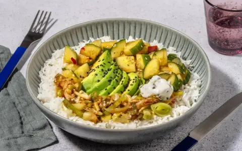 Schüssel mit Reis, Avocado, Gurken und Lauch. Ein köstliches Hauptgericht mit Avocado-Rezepten.