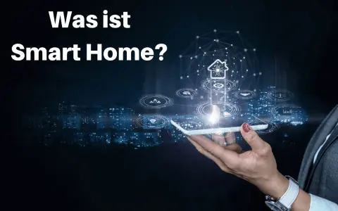 Was ist ein Smart Home? Eine Hand hält ein Smartphone, das eine vernetzte Haus-Symbolik mit Icons für Sicherheit, Licht und mehr zeigt.