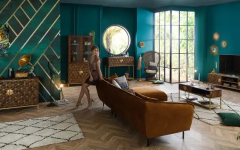 Elegante Art-déco-Innenarchitektur mit smaragdgrünen Wänden, geometrischen Mustern und luxuriösen Möbeln.