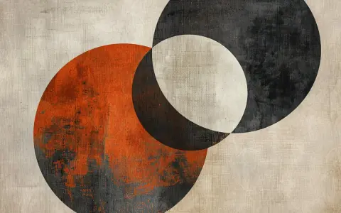 Minimal art mit überlappenden Kreisen in Orange, Schwarz und Beige. Textur erinnert an Leinwand.