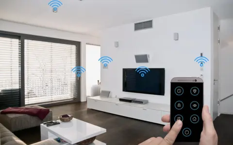 Moderne smart home ideen: Ein Smartphone steuert Licht, Musik und mehr im Wohnzimmer.