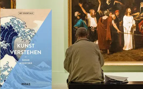 Ein Mann betrachtet ein Gemälde in einer Galerie. Daneben liegt ein Buch mit dem Titel "Kunst verstehen", das die moderne Kunst thematisiert.