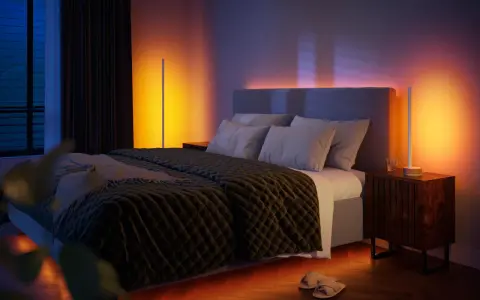 Gemütliches Schlafzimmer mit indirektem Licht, das eine warme, einladende Atmosphäre schafft.