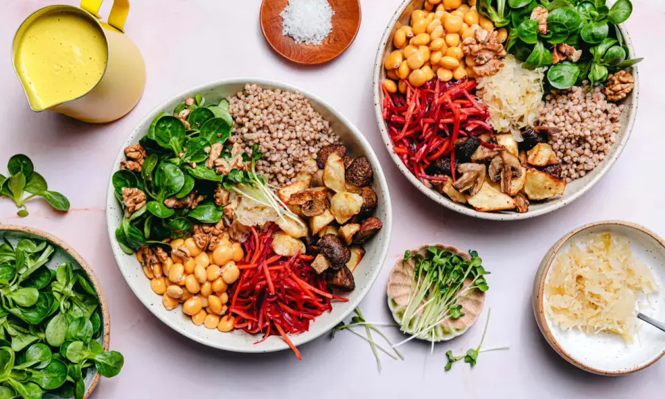 Bunte Bowls mit Buchweizen, Linsen, Gemüse und Nüssen – inspirierende planetary health diet rezepte für eine gesunde Ernährung.