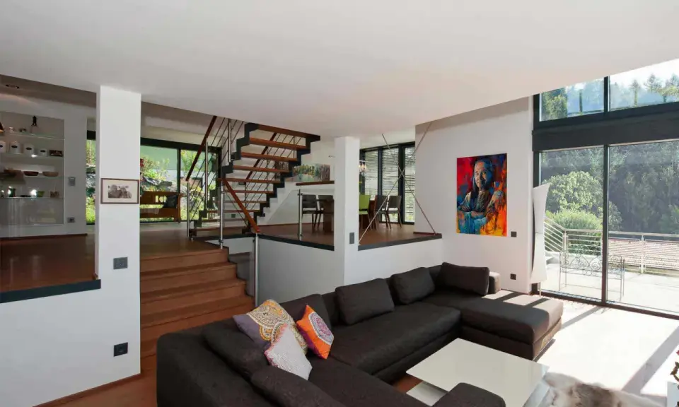 Moderne Wohnlandschaft mit offenem Treppenhaus und Kunstwerk. Tolle split-level haus ideen für ein geräumiges Zuhause.