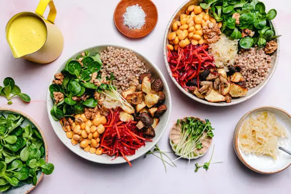 Bunte Bowls mit Buchweizen, Linsen, Gemüse und Nüssen – inspirierende planetary health diet rezepte für eine gesunde Ernährung.