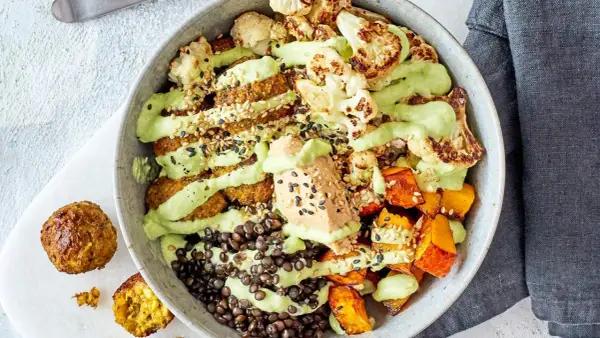 Bunter Bowl mit geröstetem Blumenkohl, Kürbis, Linsen und Hummus. Perfekt für Bowl zum Mitnehmen Rezepte.