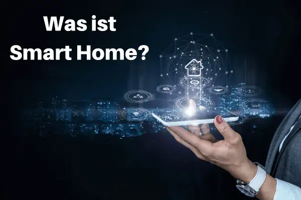 Was ist ein Smart Home? Eine Hand hält ein Smartphone, das eine vernetzte Haus-Symbolik mit Icons für Sicherheit, Licht und mehr zeigt.
